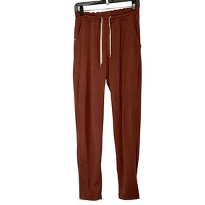 Vuori Peformance Essential Drawstring Pants in Rosewood Relaxed - Small